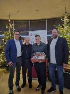 WIR haben einen Preisträger! Wowa ist Fussballheld geworden und darf im nächsten Jahr, zusammen mit ca. 260 anderen Fußballhelden/innen aus dem gesamten Bundesgebiet, an einer einwöchigen Bildungsreise des DFB nach Spanien teilnehmen. Geehrt und ausgezeichnet wurden die Preisträger von Bernhard Dietz und dem Ehrenpräsidenten des FLVW, Hermann Korfmacher. Eine verdiente Auszeichnung, wie ich meine!